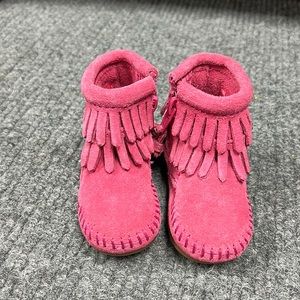 Minnetonka Kid’s Pink Double Fringe Zip Up Bootie (3198)